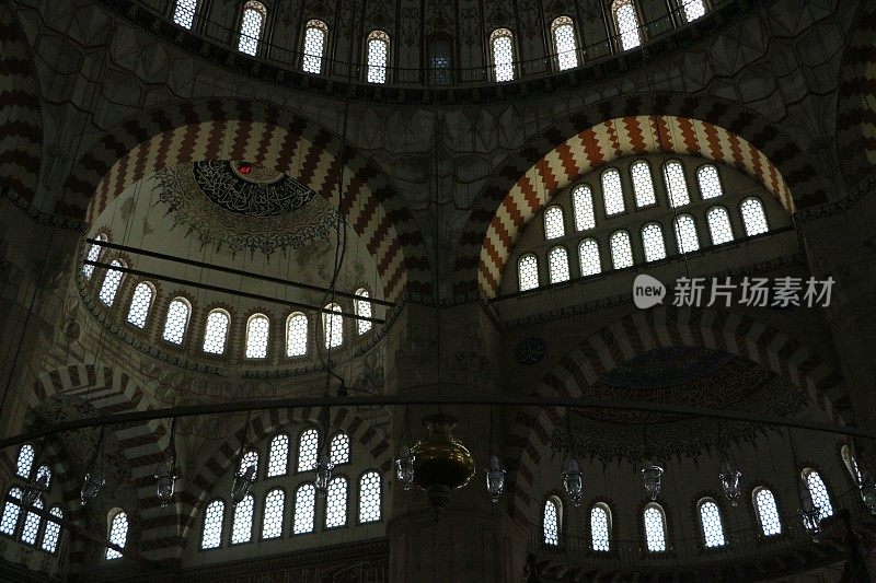 Edirne Selimiye清真寺天花板，圆柱，圆顶和墙壁细节，穹顶上有阿拉伯文字